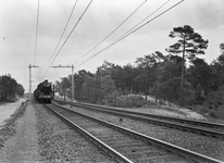 832987 Afbeelding van de stoomlocomotief nr. 4001 (serie 4000) van de N.S. met een trein ter hoogte van Hulshorst.